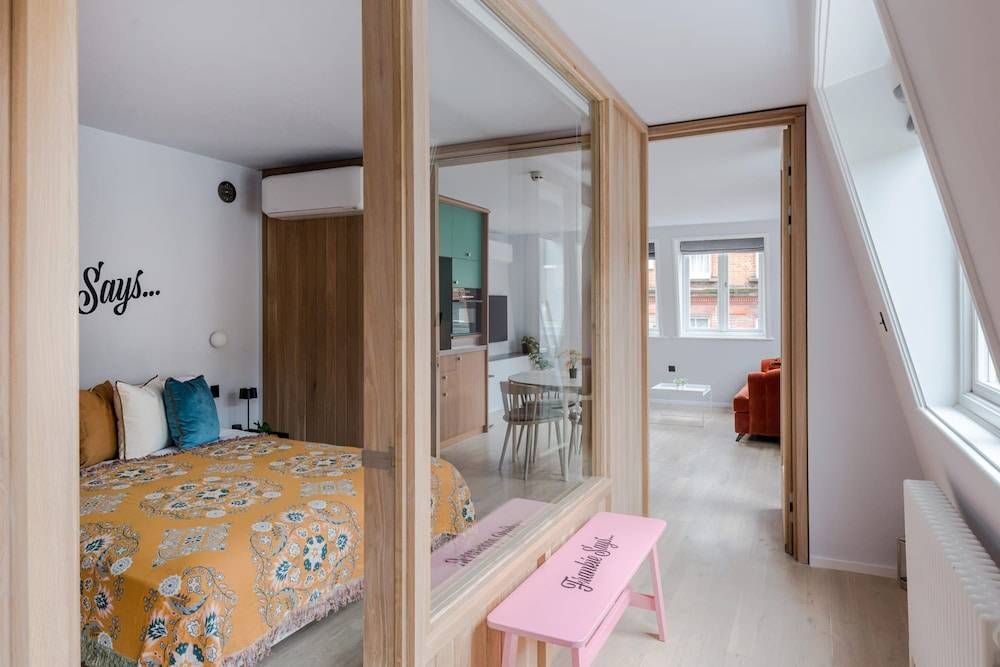 Top-Floor Soho Flat - AC - Sleeps 4 - Central London 1
