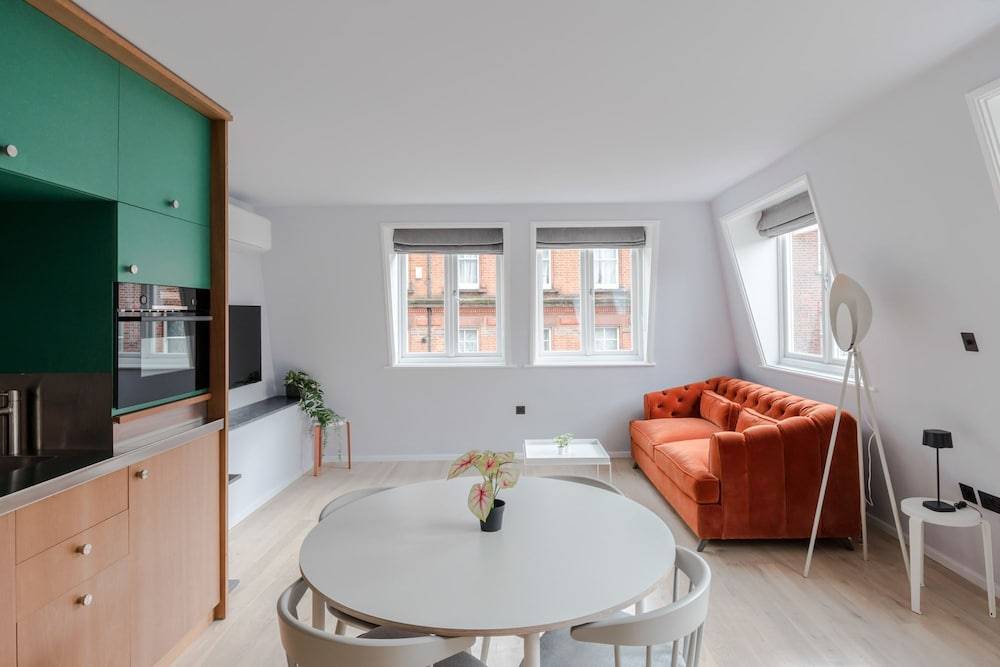 Top-Floor Soho Flat - AC - Sleeps 4 - Central London 2
