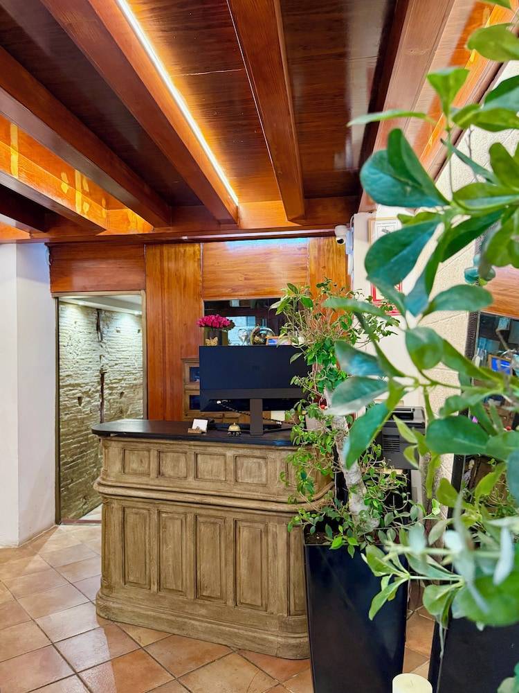 Hotel Catalina Suites 1