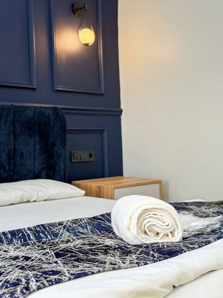 The Reina Hotel 1