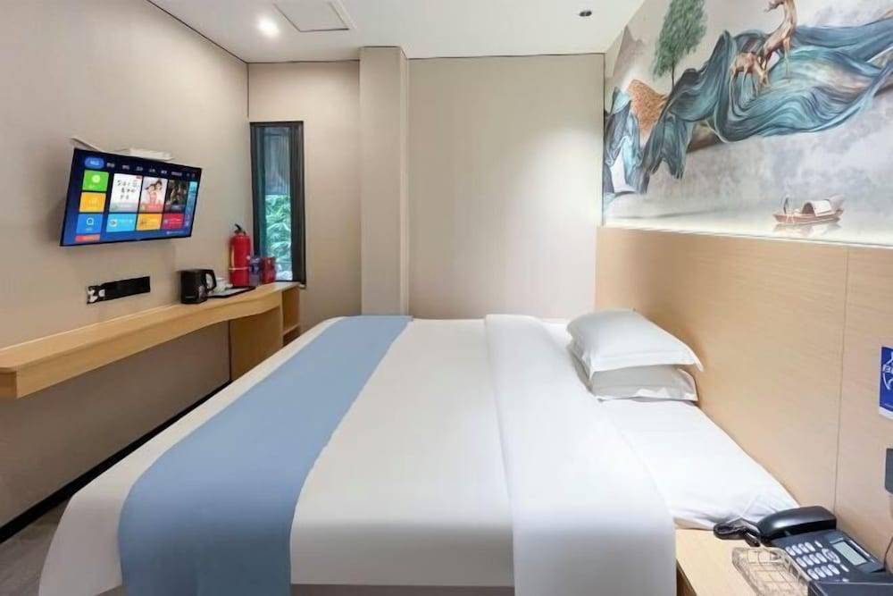 Tianshun Hotel (Guangzhou ERGONG subway station store) 2