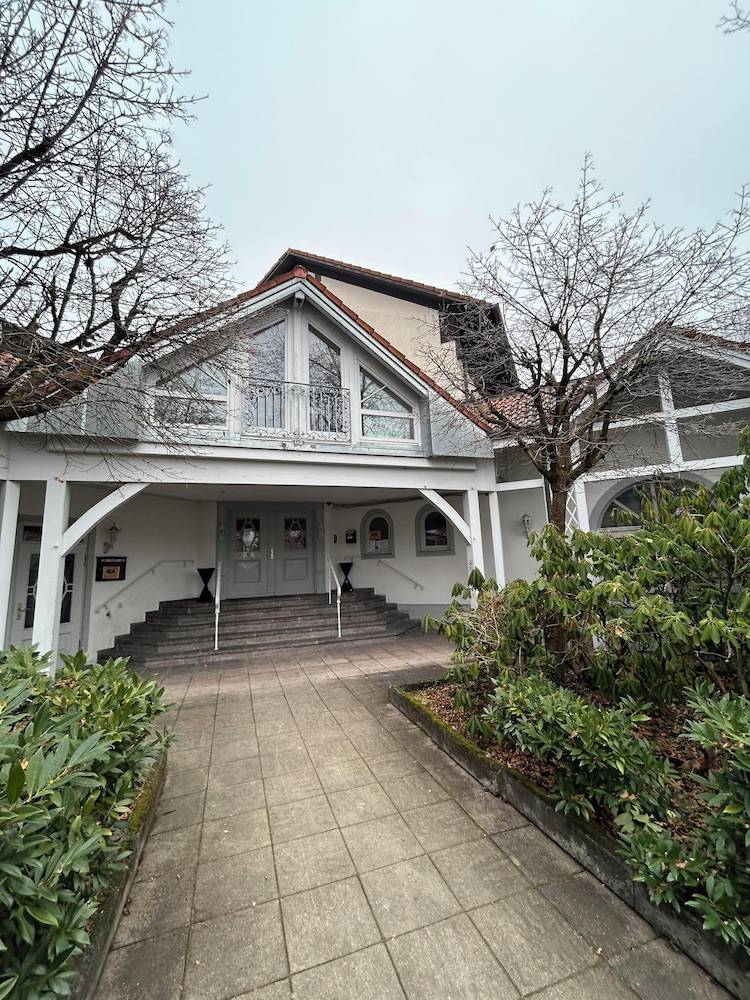 2-Rent Group Hostel Rooms AUB162 1
