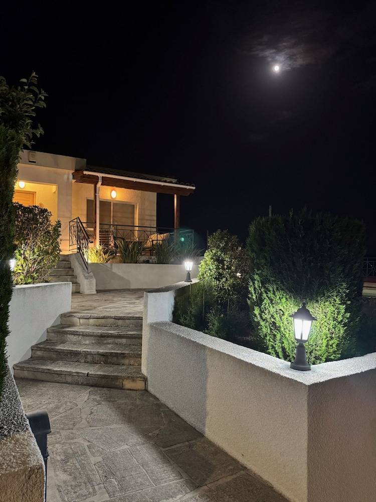 102 PAP - Stay Helios House 2
