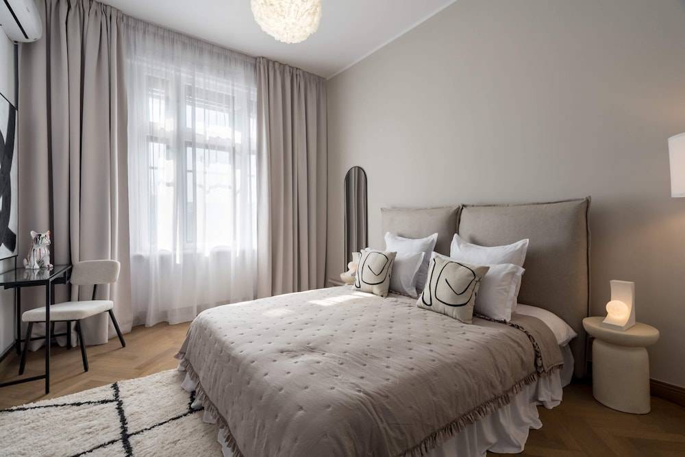 Calea 3BR Victoriei Stunner - Two Living Rooms - Balconies on the Avenue 2