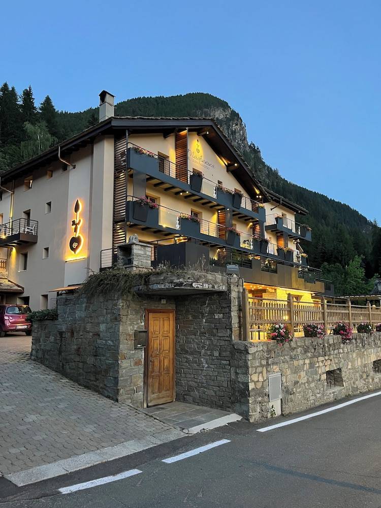 La Madonnina Del Gran Paradiso Wellness Hotel 1