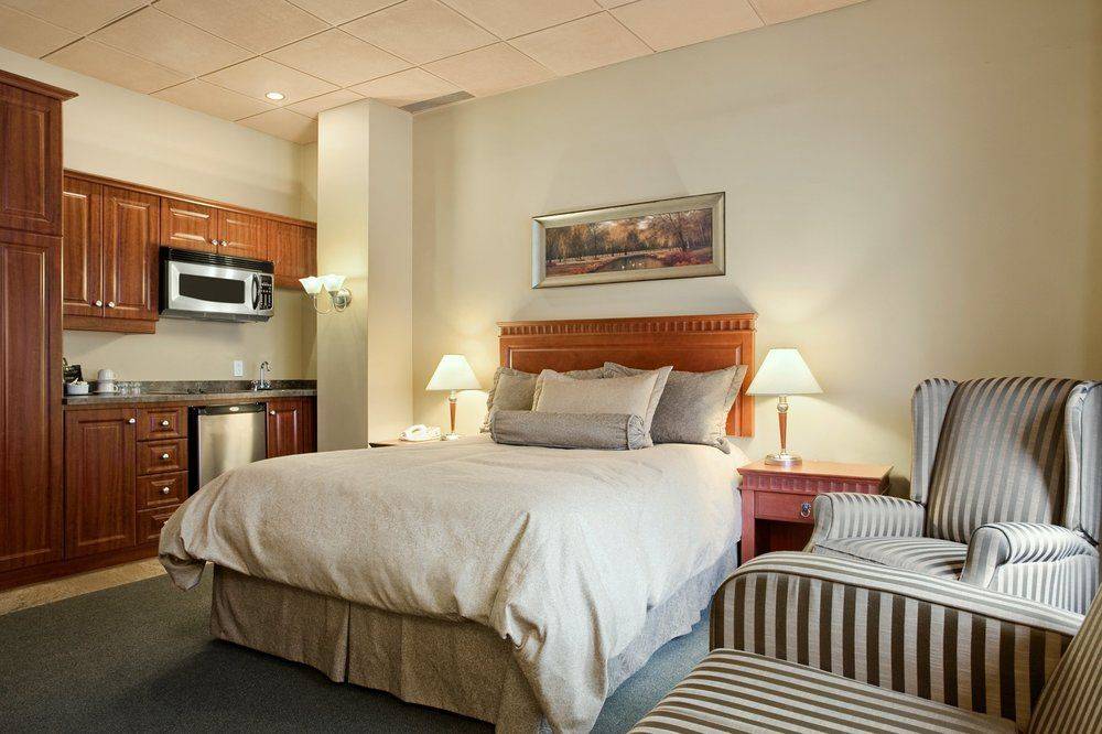 TRAVELODGE BY WYNDHAM MONTREAL AIRPORT 1