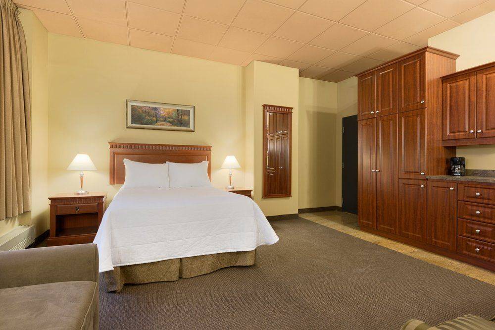 TRAVELODGE BY WYNDHAM MONTREAL AIRPORT 2