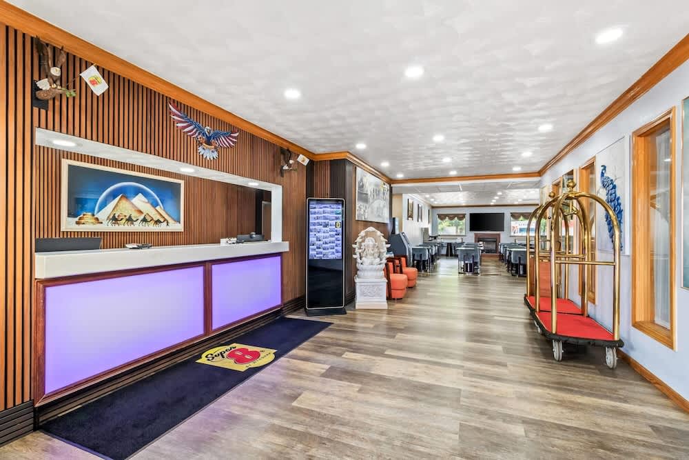 Super 8 by Wyndham Uniontown PA 2