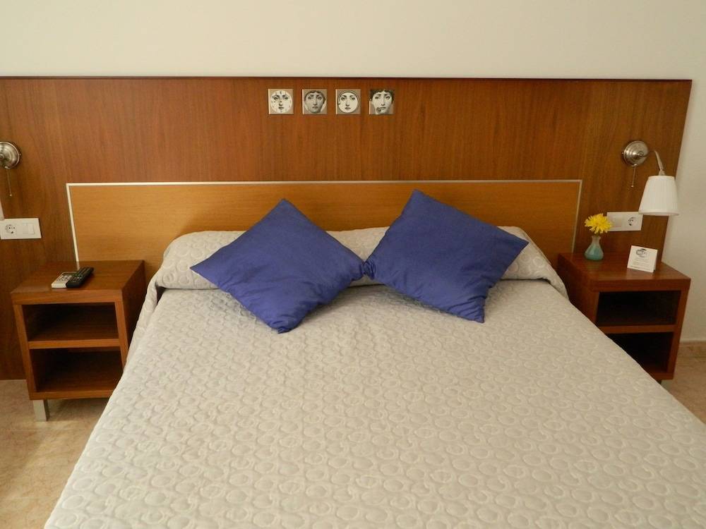 ROVIOR Rooms & Café 1