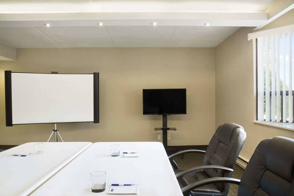 Travelodge by Wyndham Toronto East 2