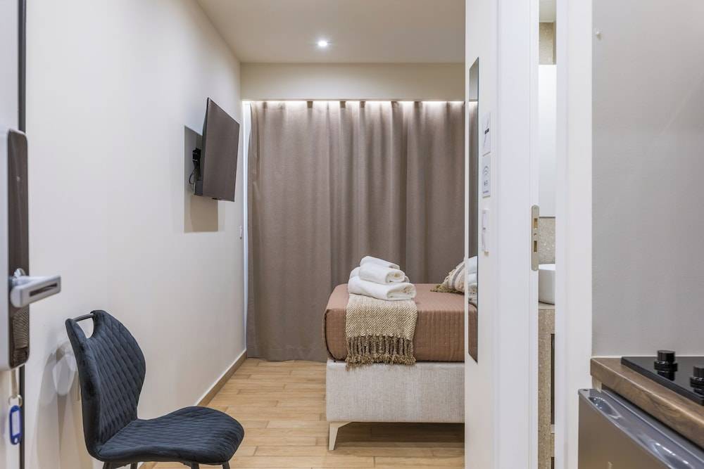 Raise Thiseio Stylish Living 2