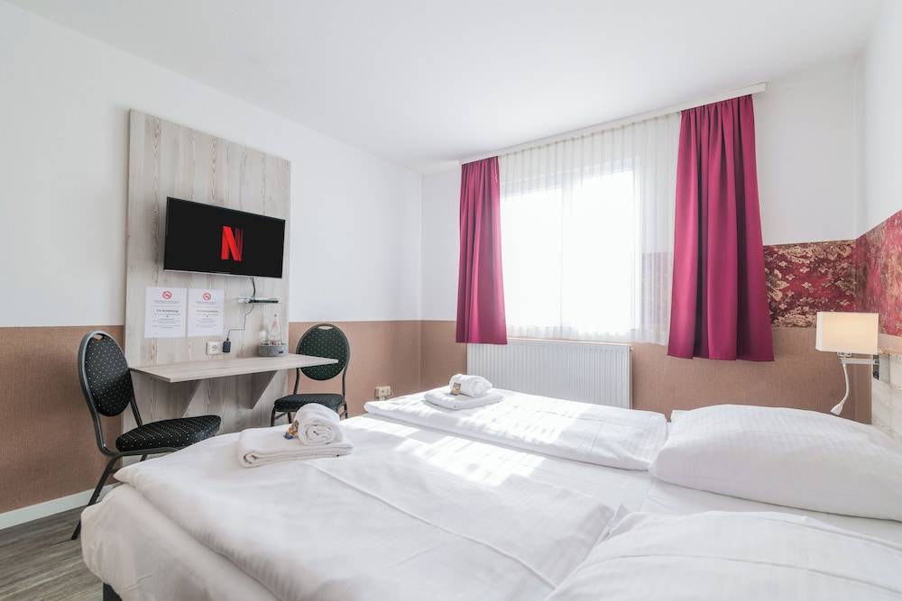 Hotel Café Galerie I Hannover-Garbsen I Free Parking 1