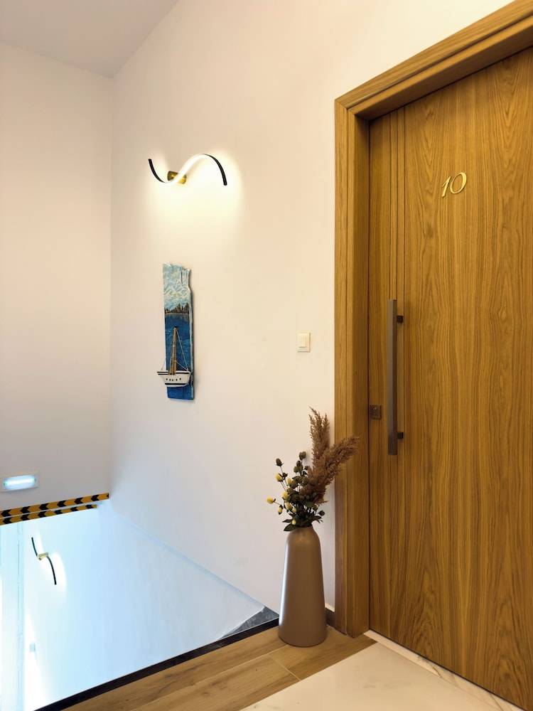 Deluxe Center Suites 2