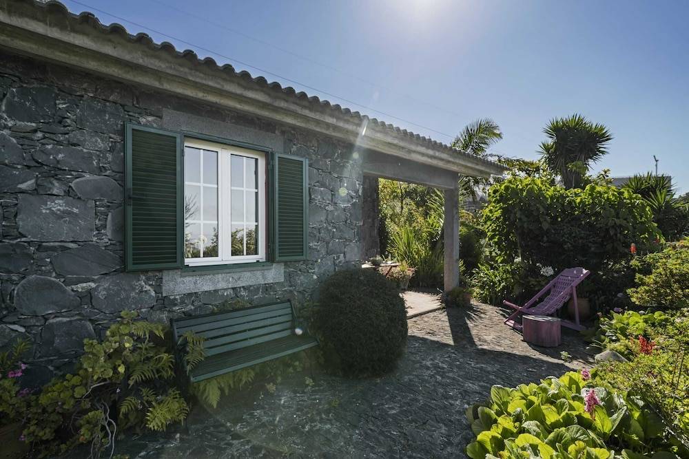 Quinta Devónia by an island apart 1
