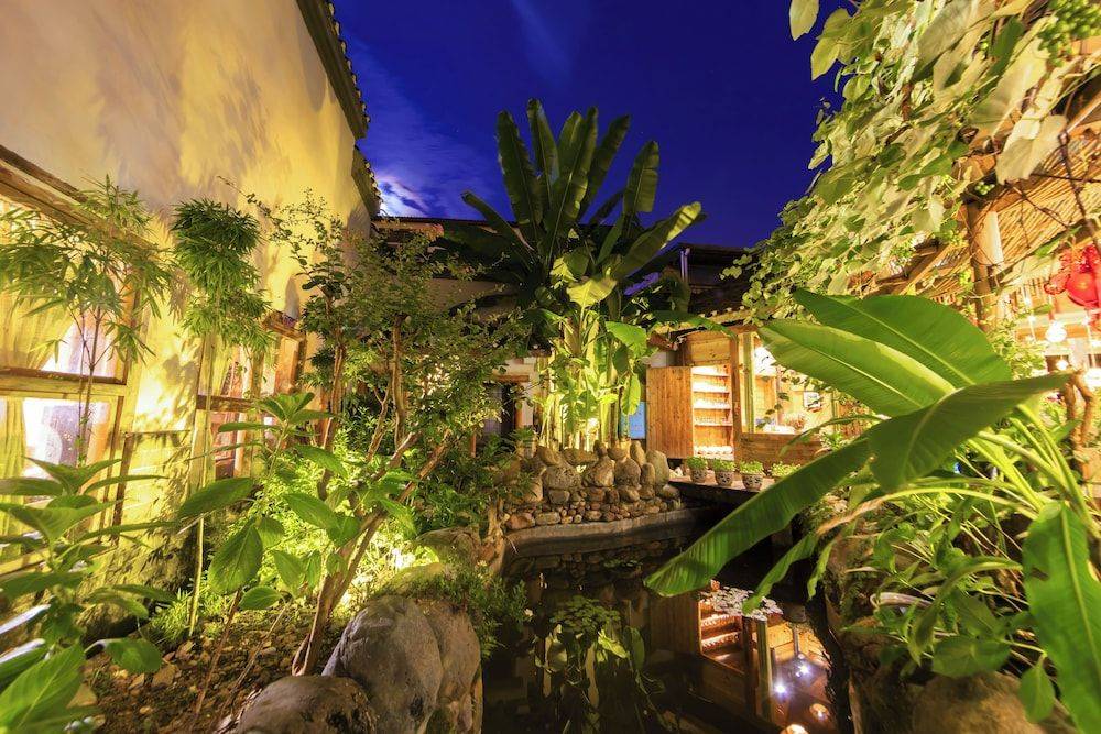 Butterfly Flowers Inn- Exclusive Location,Anicent Chinese Style, 2 minutes walk to Tianmen Mount Cableway,Free pick up service over 1 nights, Free fresh coffee and tea, Free mini lunch,Free laundry,It 1