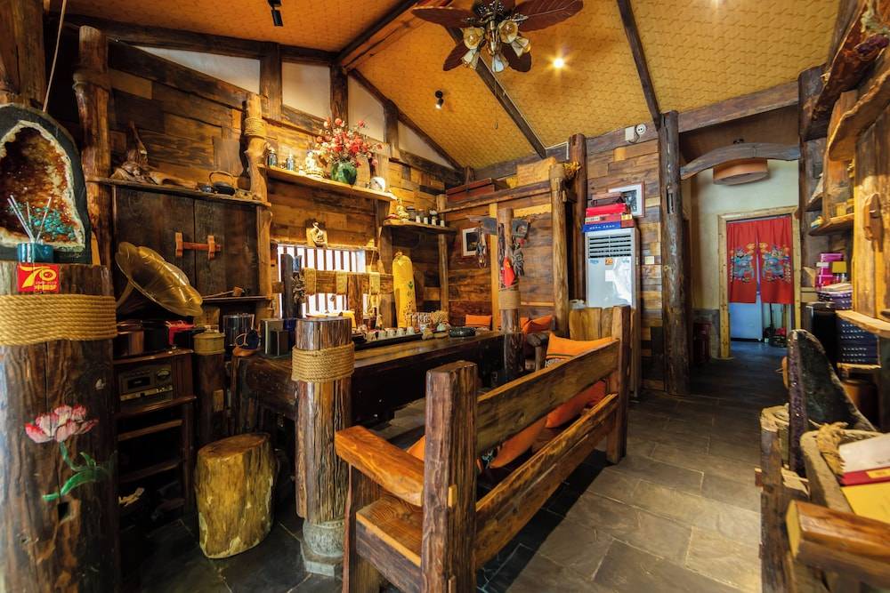 Butterfly Flowers Inn- Exclusive Location,Anicent Chinese Style, 2 minutes walk to Tianmen Mount Cableway,Free pick up service over 1 nights, Free fresh coffee and tea, Free mini lunch,Free laundry,It 2