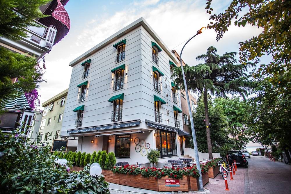 Juliet Rooms & Kitchen 1