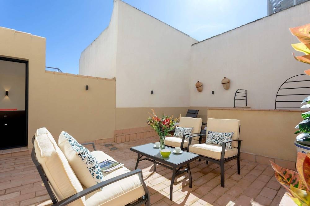 Exclusive Apartment Near Cathedral Rodrigo Caro IV 1