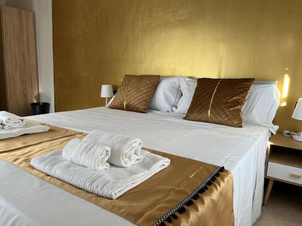 Genova Gold Rooms 2