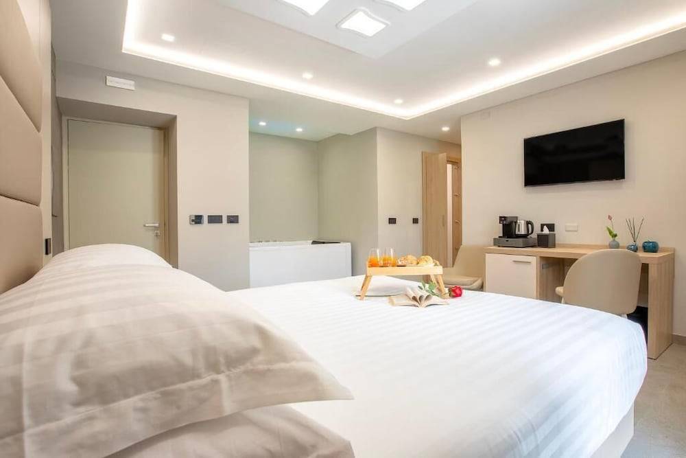 Mesbeglia Luxury Rooms 2