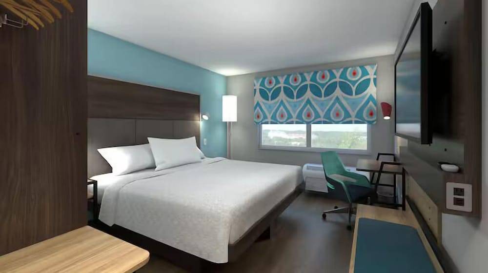 Tru by Hilton Napanee 1