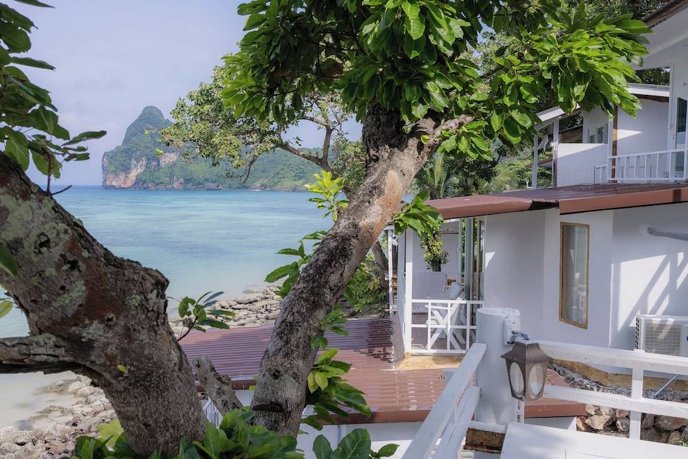 Phi Phi Cozy Seafront Resort 1