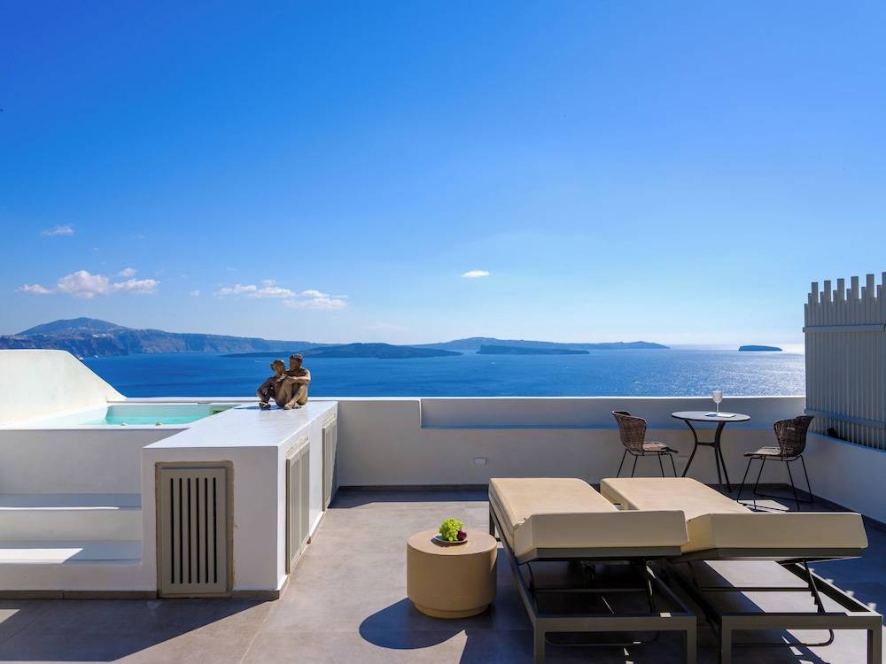 Oia Treasures Art Suites 1