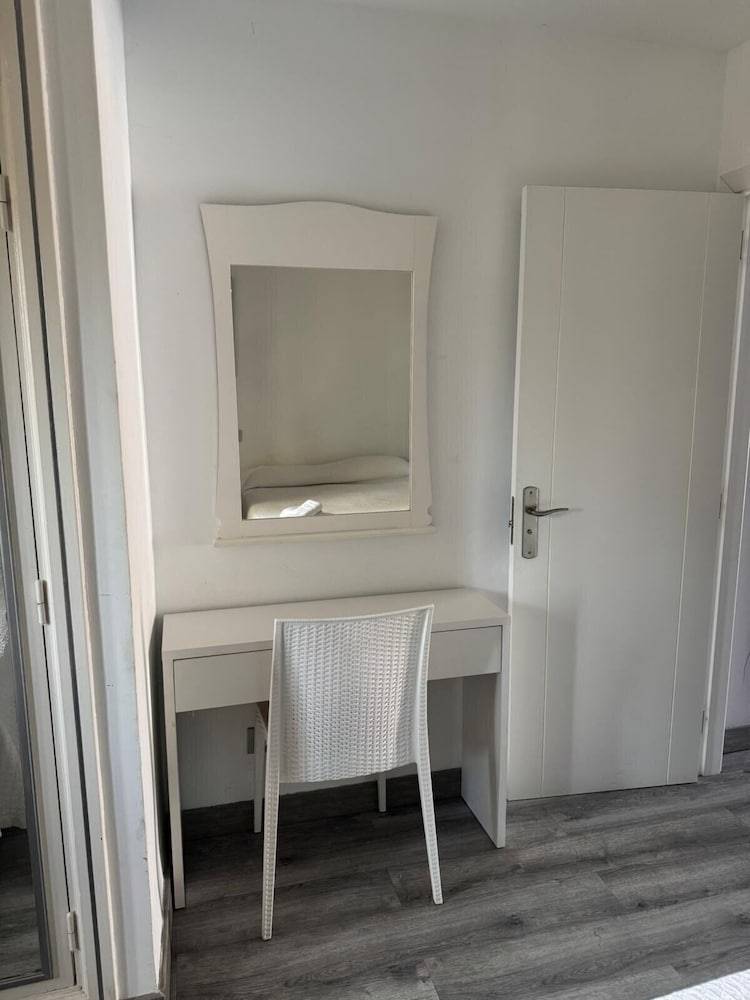 Las Americas 1-Bed Apt Sleeps 5 Pool Parking 2