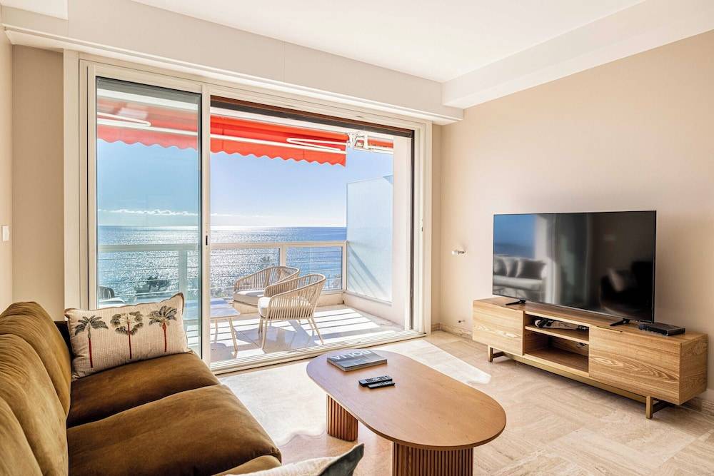 Bright Apartment With Sea View 1