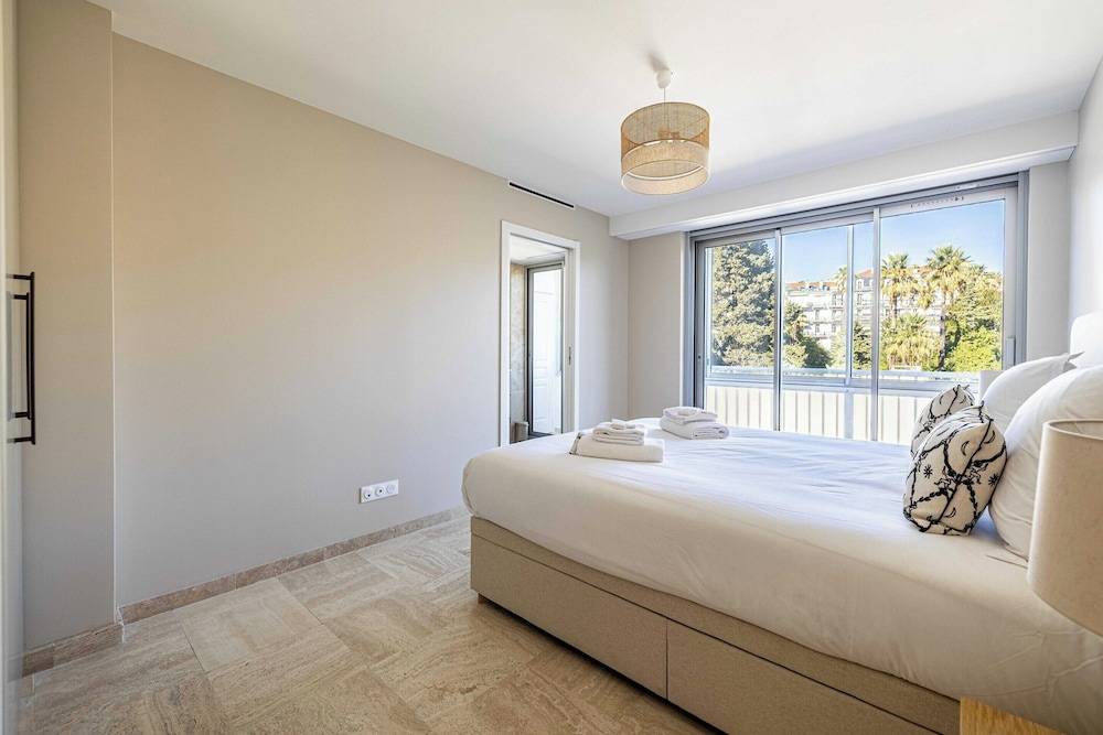 Bright Apartment With Sea View 2