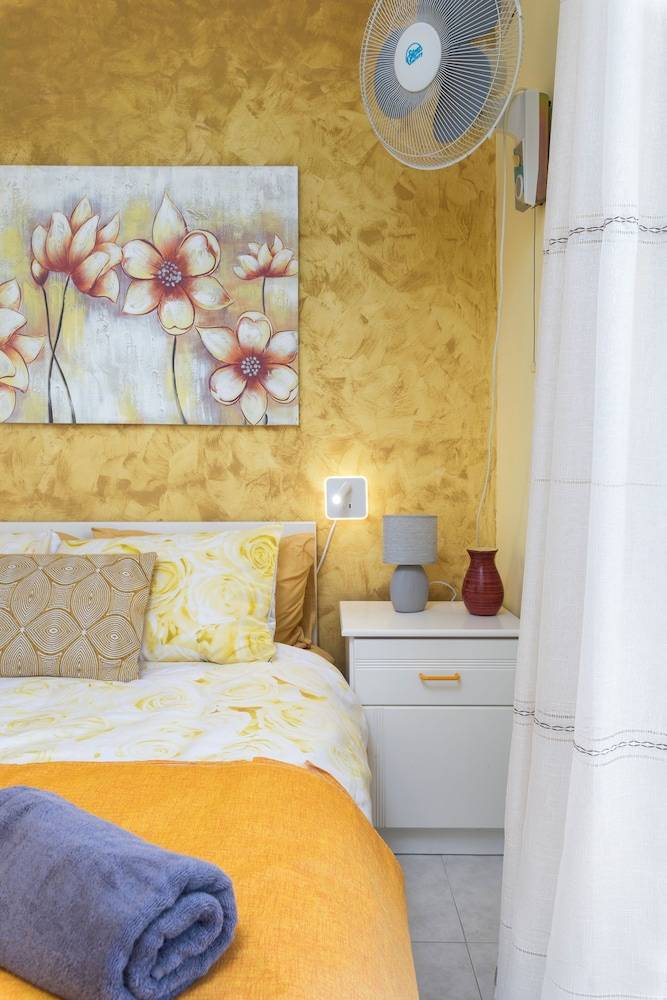 Cosy Apartment with Balcony & Sea Views 2