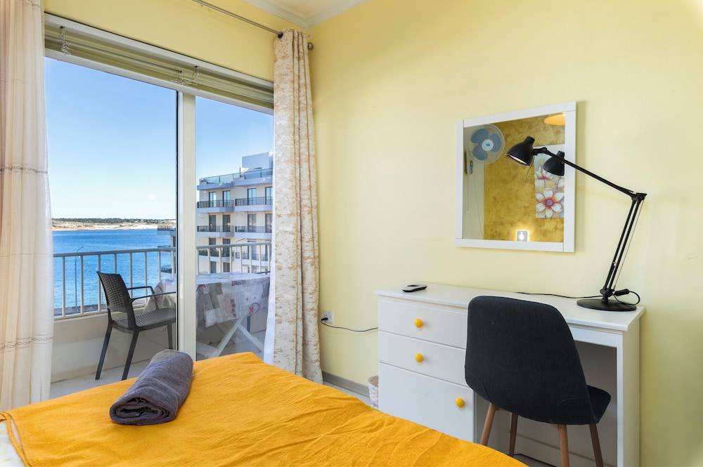 Cosy Apartment with Balcony & Sea Views 1