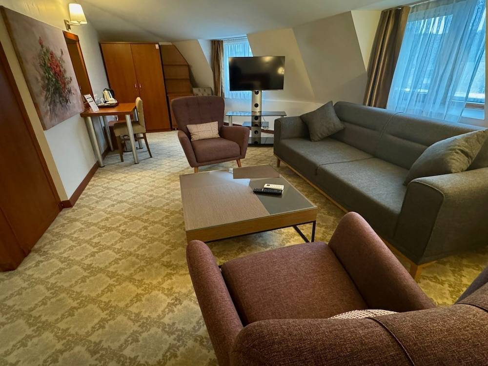 Golden Siyav Hotel 1