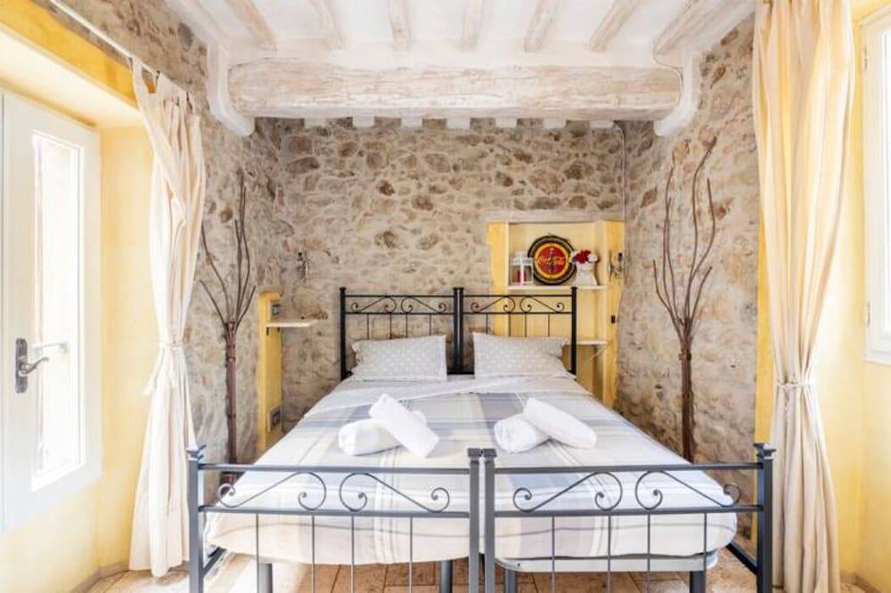 Villa Dacia bed bed and breakfast and Home Restaurant 1