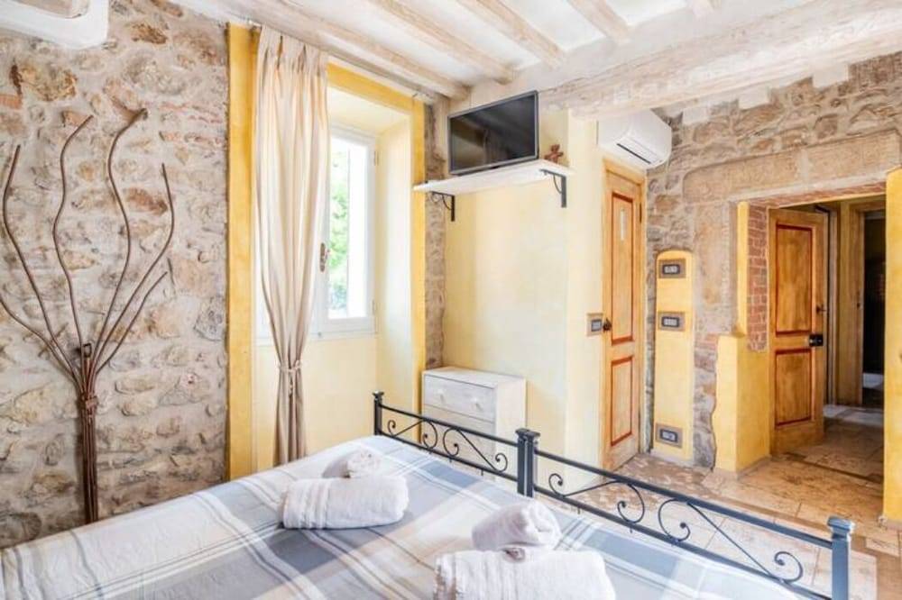Villa Dacia bed bed and breakfast and Home Restaurant 2