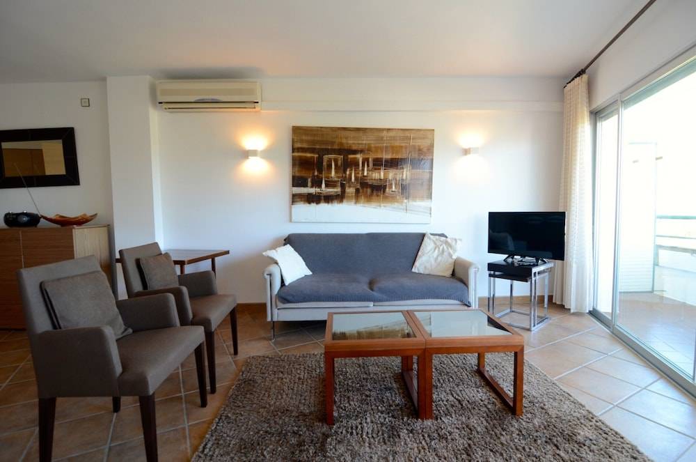 Apartment near town with 2 rooms 1