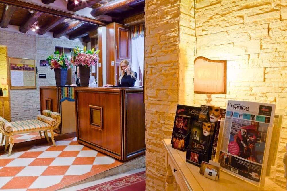 HOTEL HENRY 2