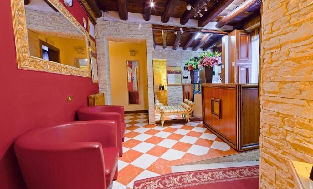 HOTEL HENRY 1