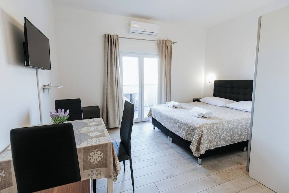 Apartments Lola 1