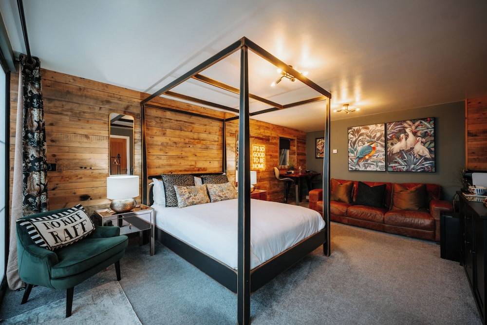 Boutique Shrewsbury Suites 1