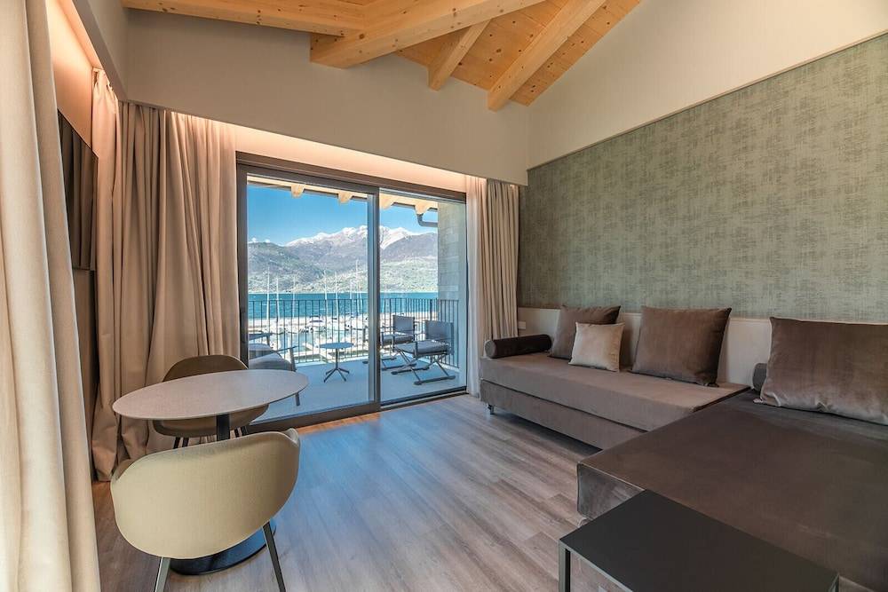 Lago Dorato Marina Lodge - Lakefront 1
