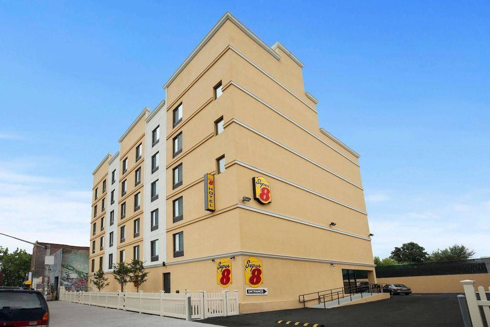 Super 8 by Wyndham Bronx 1