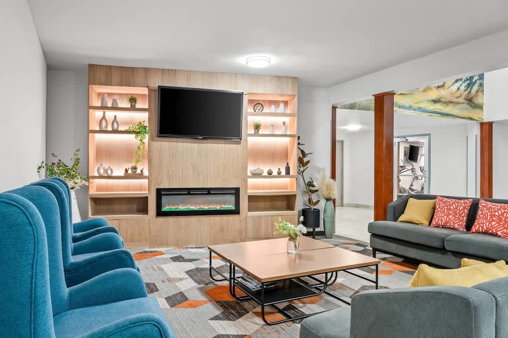 Comfort Inn & Suites 2