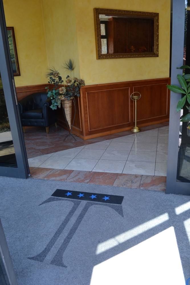 Tricolore Hotel 2