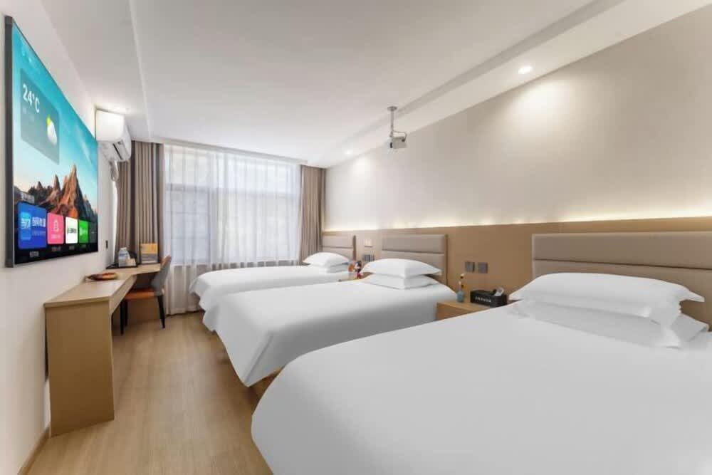 Holiday Inn Shanghai Viberly 1