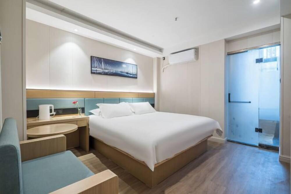 Yiheju Hotel (Shanghai West Railway Station Caoyang Road Branch) 1