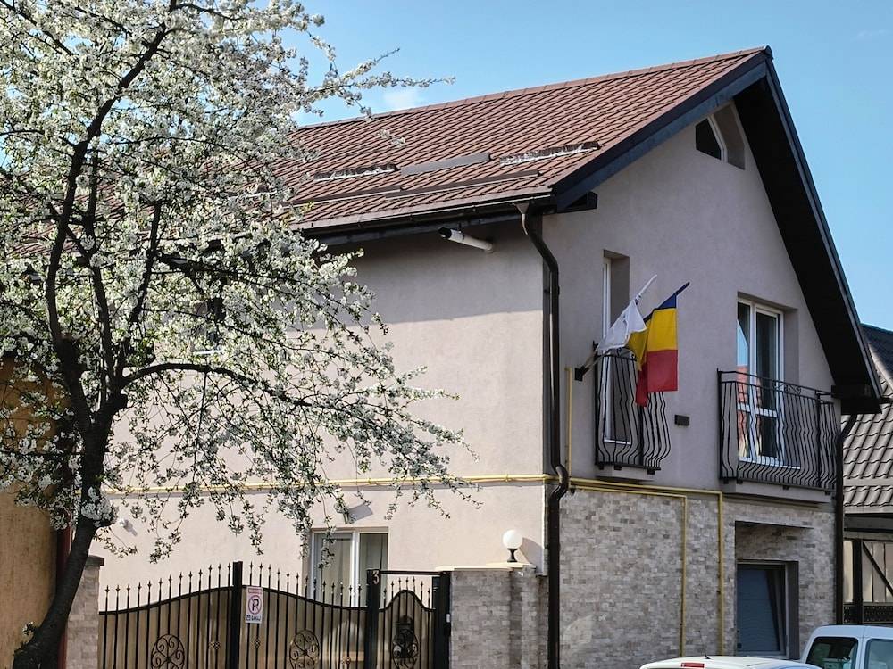 Casa Mais Brașov Guesthouse with Free Parking 1