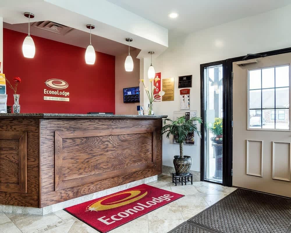 Econo Lodge Lawrence near University 2