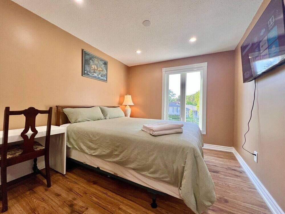 Cozy Home Near Transit & Hillcrest Mall with Free Parking 1