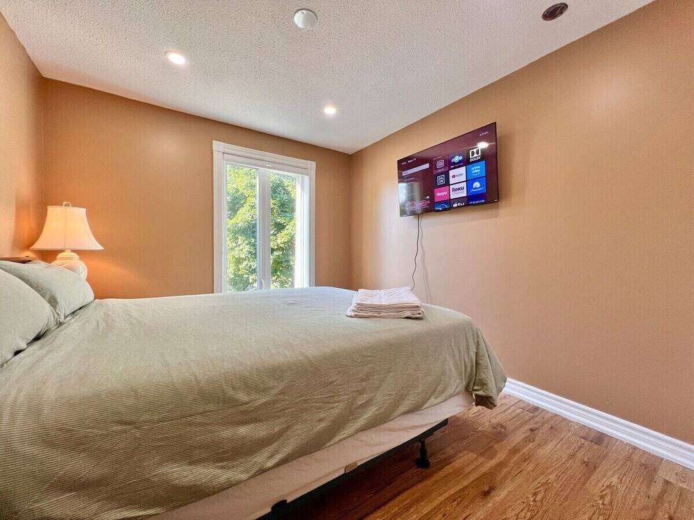 Cozy Home Near Transit & Hillcrest Mall with Free Parking 2